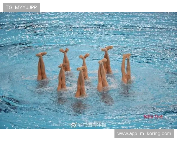 花样游泳队完成编排训练，整体动作衔接顺畅