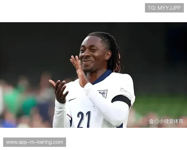 巴黎哈维·西蒙斯展现惊人灵活性