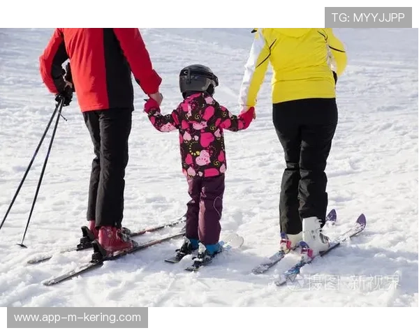 高山滑雪训练营与旅行社合作推出家庭滑雪周末游,高山滑雪项目 高山滑雪训练营与旅行社合作推出家庭滑雪周末游,高山滑雪项目