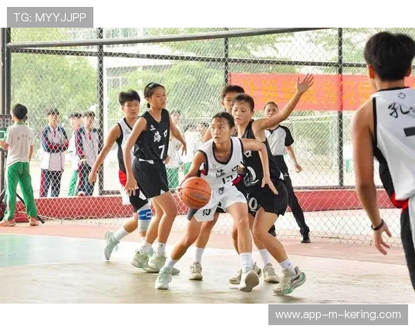 球员赛后参与青少年课堂分享奋斗经历激励学员 球员赛后参与青少年课堂分享奋斗经历激励学员